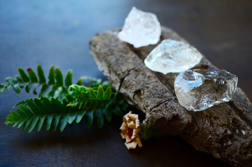 Set Of 3 Raw Crystals: Clear Quartz, Smokey Quartz, Rose Quartz. Positivity Crystals, Raw Assortment Of Healing Crystals On Wood Slab. Natural Healing Reiki Energy, Meditation Stones.